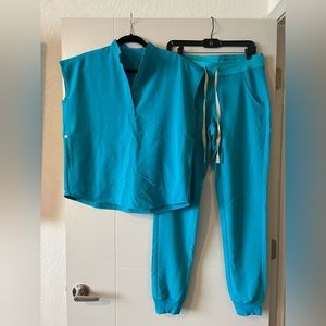 Figs Scrub Set. Color- teal. Size- top XS, bottom- S tall